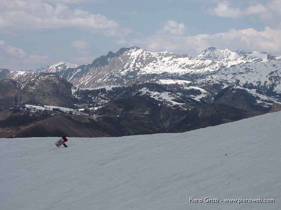 29 Ancora neve in cresta dei Canti.jpg